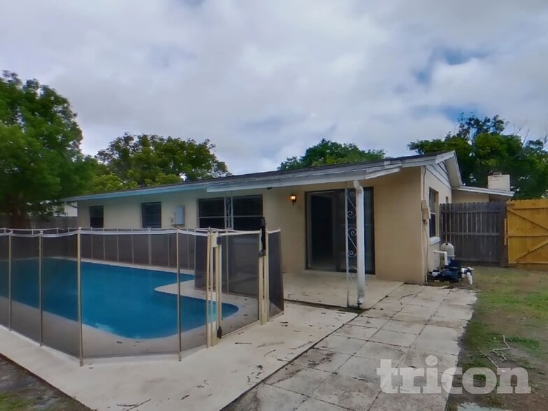 Building Photo - 120 Waverly Dr