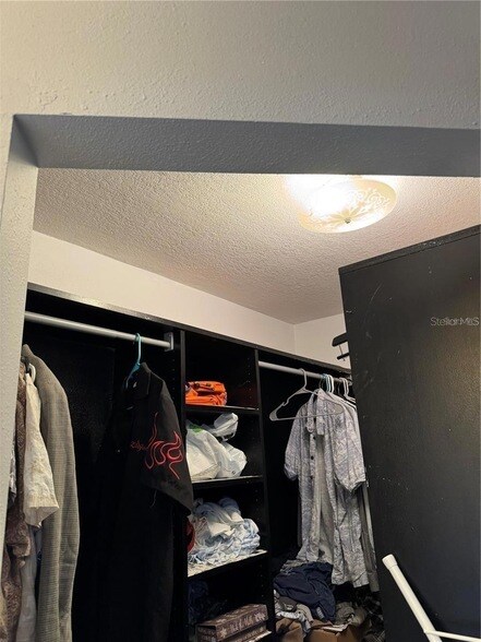 Building Photo - 1950 Summer Club Dr