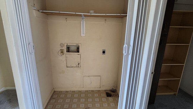 Building Photo - Nice 2-Story Townhome, Centrally located i...