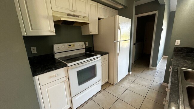 Building Photo - Charming and Spacious Single-Family Home