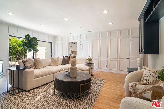 Building Photo - 137 N Poinsettia Pl