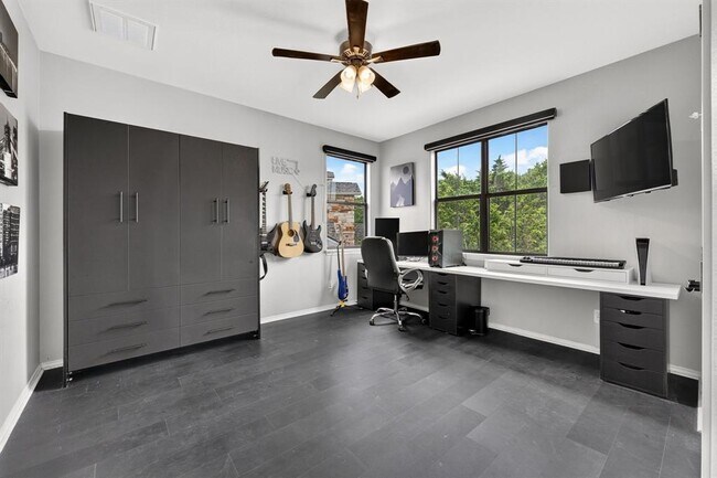 Building Photo - 2801 Manitou Dr