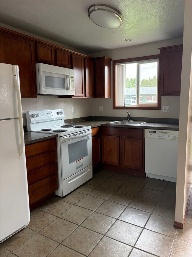 Building Photo - 1ST  FULL  MONTH'S  RENT  FREE    Pet-friendly Townhouse Near Parks and Downtown Newberg