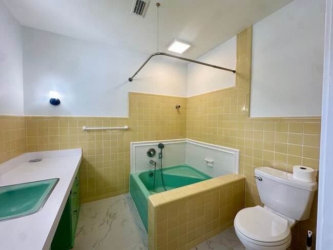 Building Photo - Mid Century Modern Gem!