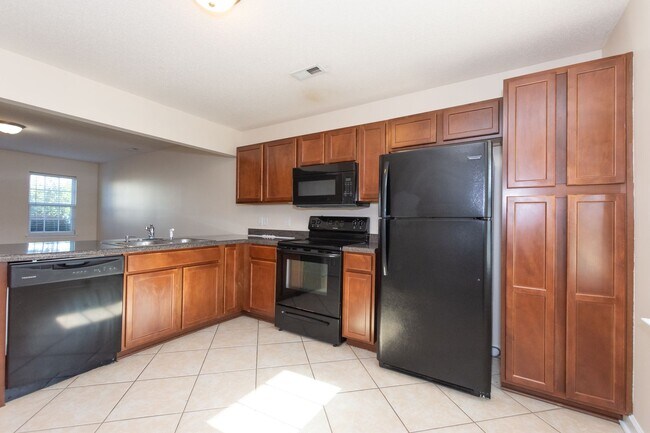 Building Photo - Looking for a townhome in Hubert?