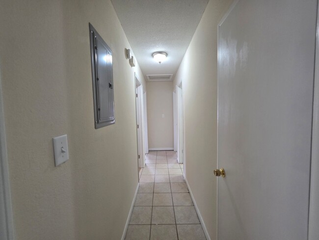 Building Photo - 5BR/2BA home with large family room