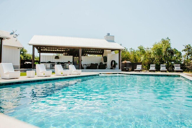 Building Photo - 2300 W Fitzhugh Rd