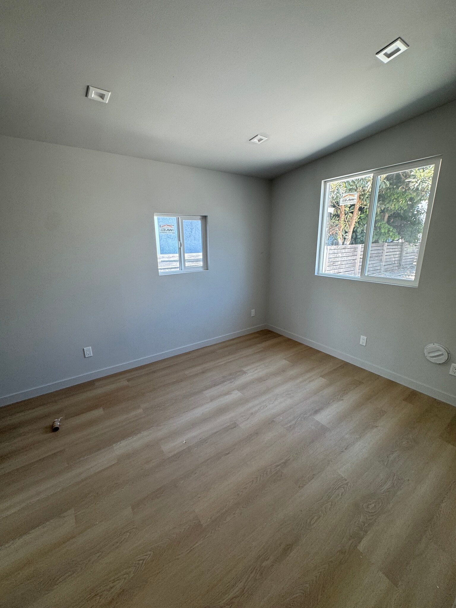 Building Photo - 2621 Hillcrest Dr