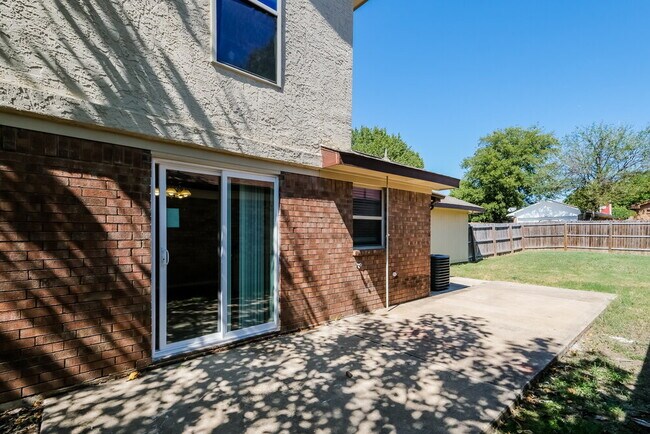 Building Photo - 1115 Hemlock Ct