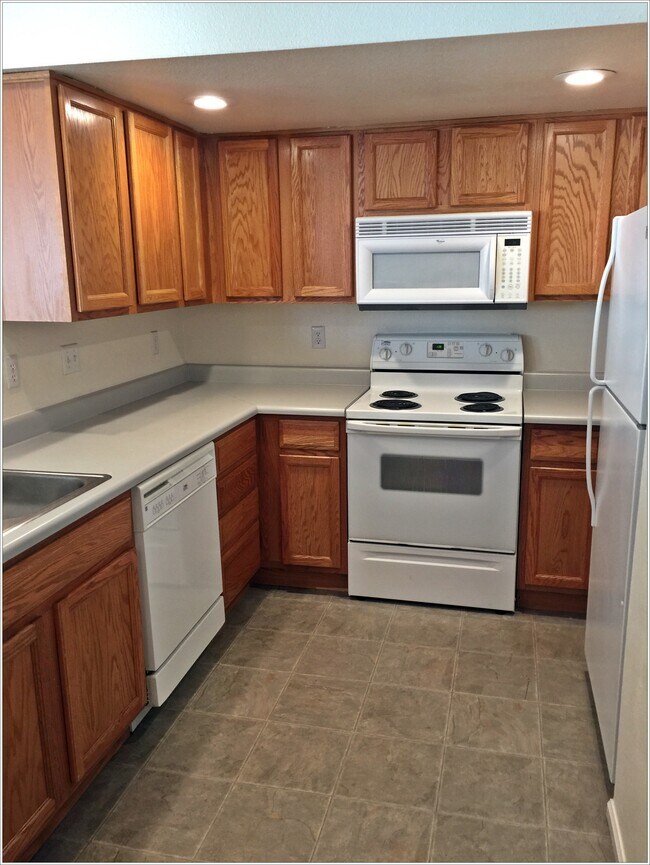 Kitchen - 717 W 3rd St