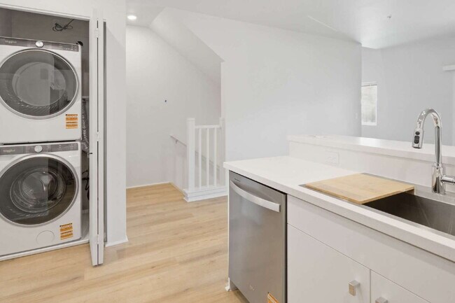 Building Photo - BRAND NEW 3 Bedroom Townhome in Hoopili | Split A/C | 2 Parking | $3,900/Month