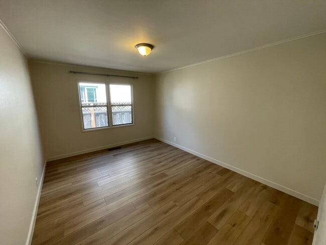 Building Photo - 3BD 1 BA Home in San Carlos with large bac...