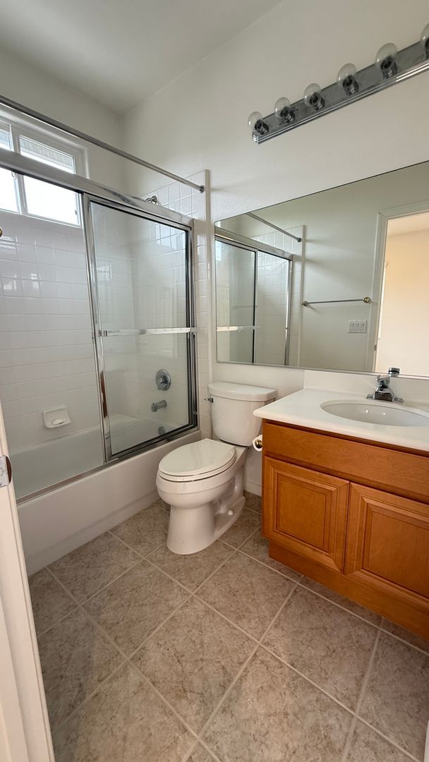 Building Photo - Spacious 4-Bedroom 3.5-Bath with Bonus Den...