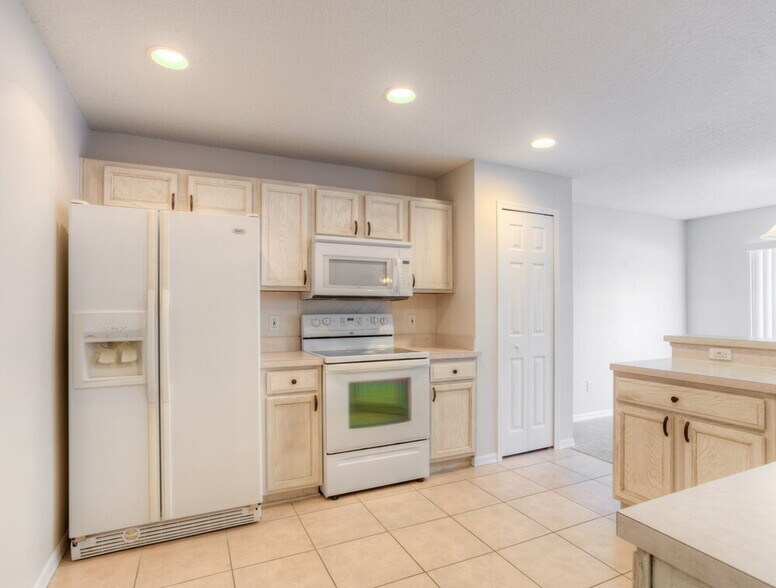 Building Photo - 2217 Heathwood Cir