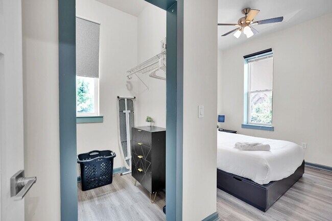 Building Photo - Furnished 2-Bedroom, 2-Bath Apartment near the Medical Campus