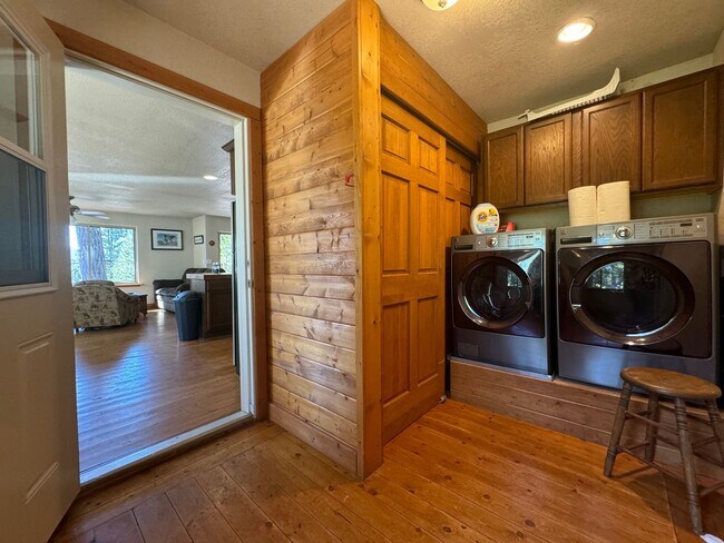 Building Photo - 3992 CA-147