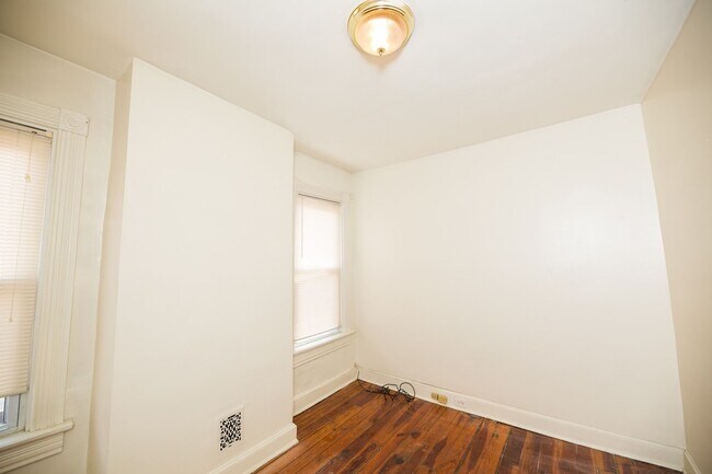 Building Photo - Charles Village 3bd/1.5ba Rowhome w/ W/D & A/C! --Available 8/14