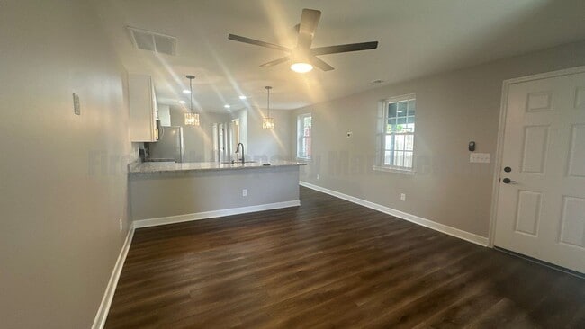 Building Photo - FULLY FURNISHED - Beautiful 1 Bed, 1 Bath ...