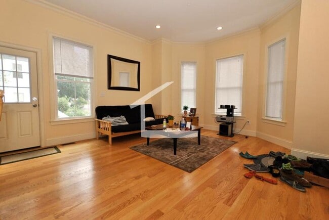 Building Photo - Renovated Duplex Townhome