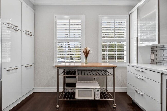 Building Photo - 203 E Thatch Palm Cir