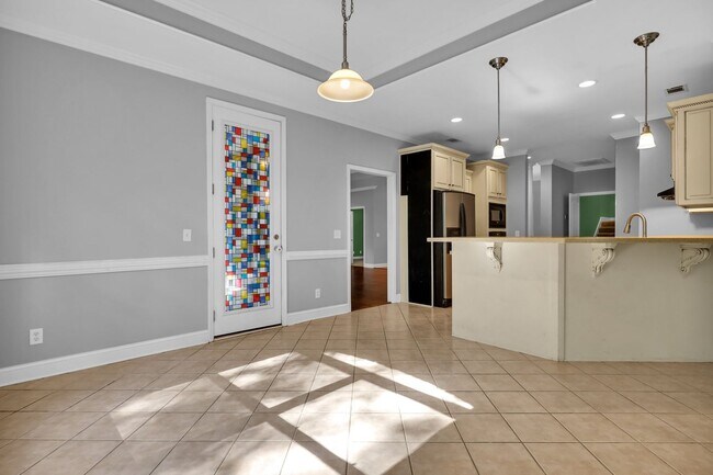 Building Photo - AVAILABLE LATE JULY 2025 (PET FRIENDLY)