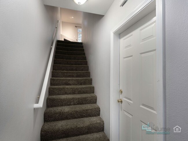 Building Photo - Murrayhill 2 Bd/2.5 Bth Townhome near Nike...