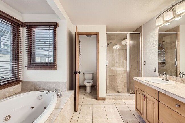 Building Photo - Spacious 4BR Townhome in Denver