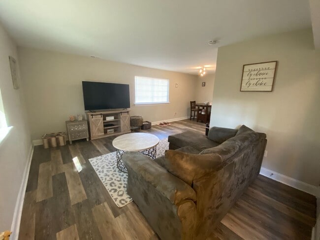 Building Photo - Beautiful & Fully Renovated 2 Bedroom / 1....