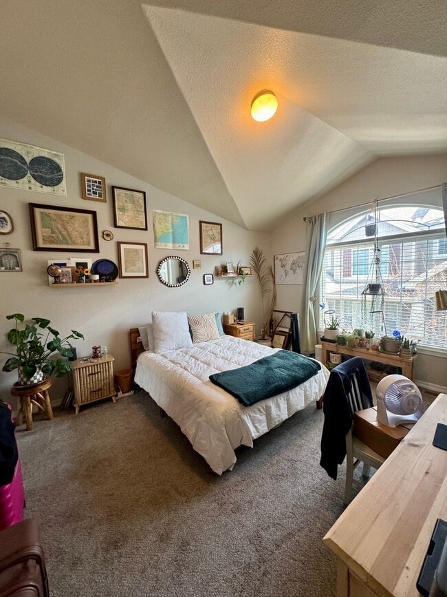 Building Photo - Updated Townhome in North Colorado Springs