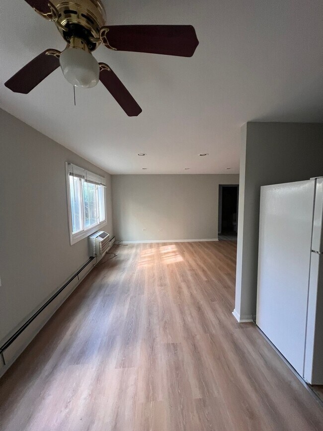 Building Photo - 2036 W Foster Ave