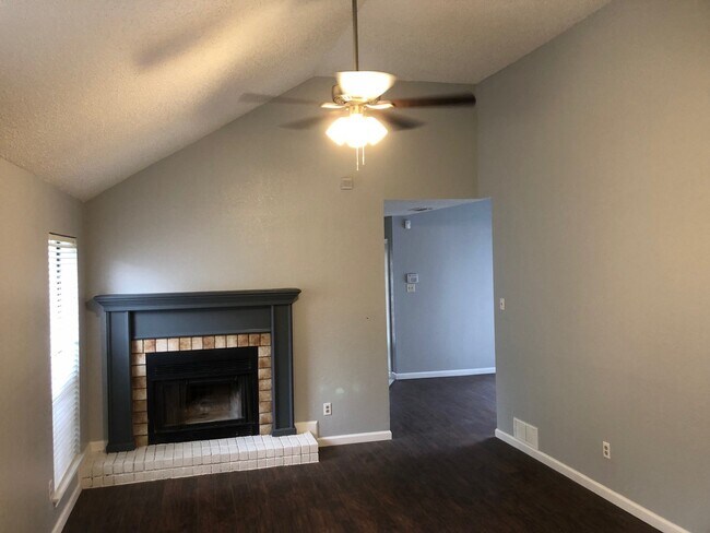 Building Photo - 3/2/2 Great neighborhood!  Move in Ready!