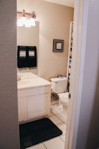 Building Photo - 2610 Wandering Oak Dr