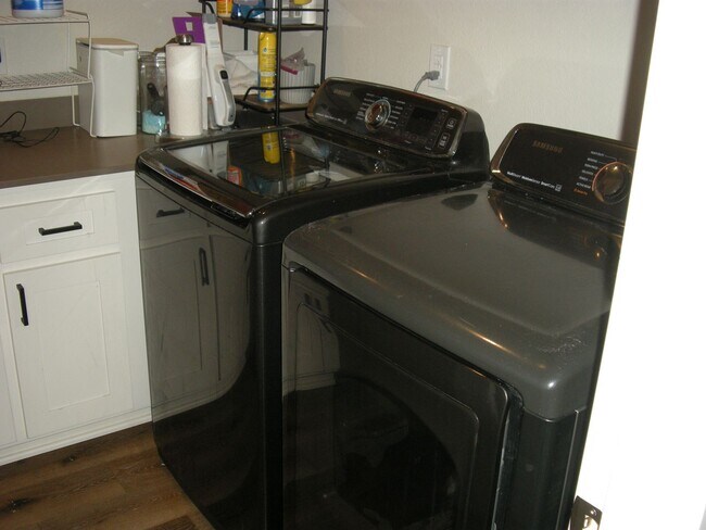 Building Photo - Fully Furnished Four Bedroom, Three Bath H...