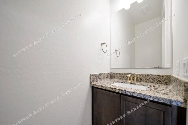 Building Photo - Luxury 3-Bedroom Townhome with Rooftop Dec...
