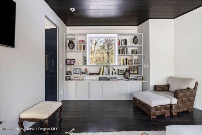 Building Photo - 70 Raybrook Dr