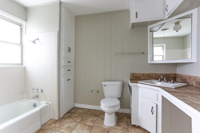 Building Photo - 401 E 7th St