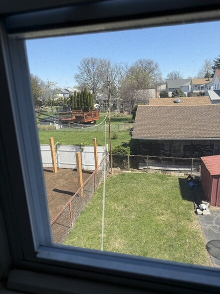 View of Yard - 54 Wallace St