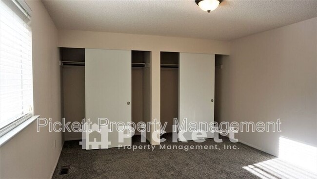 Building Photo - 2221 NE Lexington Dr