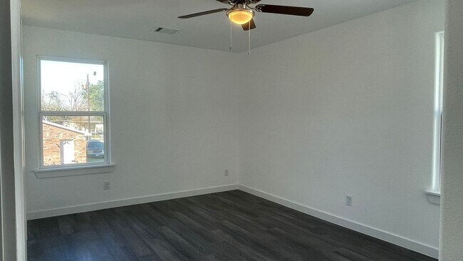 Building Photo - Beautiful house, perfect for families!!