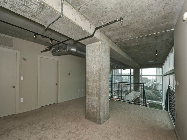 Building Photo - 2000 Bagby St