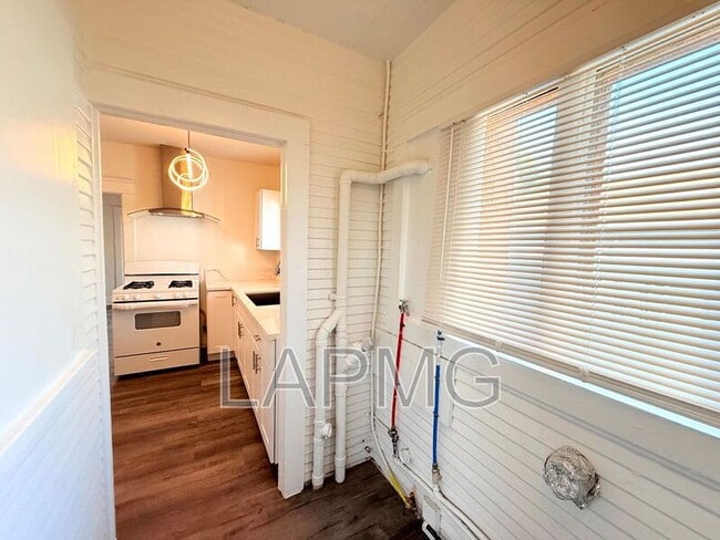 Building Photo - 1910.5 Daly St