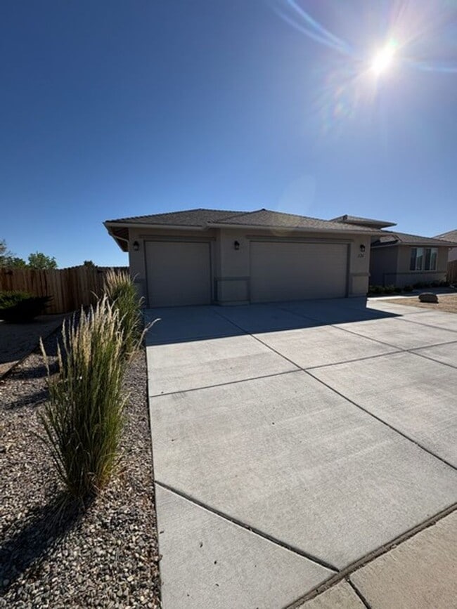 Building Photo - Spacious Four Bedroom off the Golf Course in Fernley