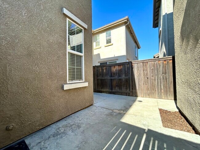 Building Photo - Beautiful 3 Bedroom Located in Roseville Strada Community!