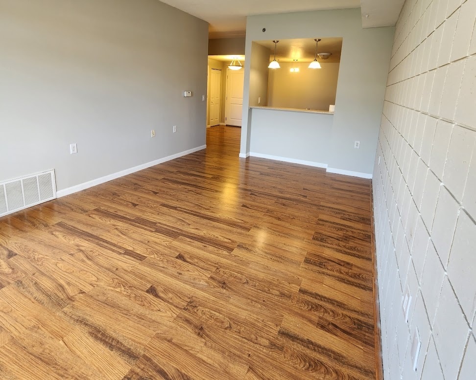 8 living room - 400 N Richmond St