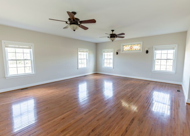 Building Photo - 5 bedroom home