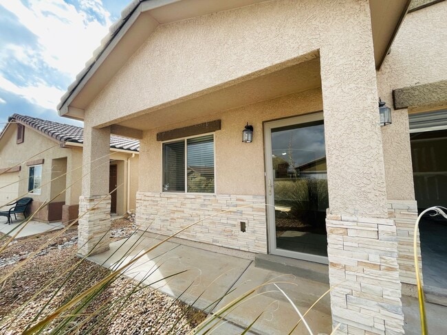 Building Photo - 3 bed 2 bath 1400 sq ft home