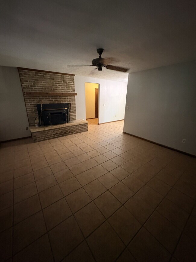 Building Photo - Charming 3-Bed, 2-Bath Home with 1623 sq. ft. of Comfort in the North Side of Tallahassee!