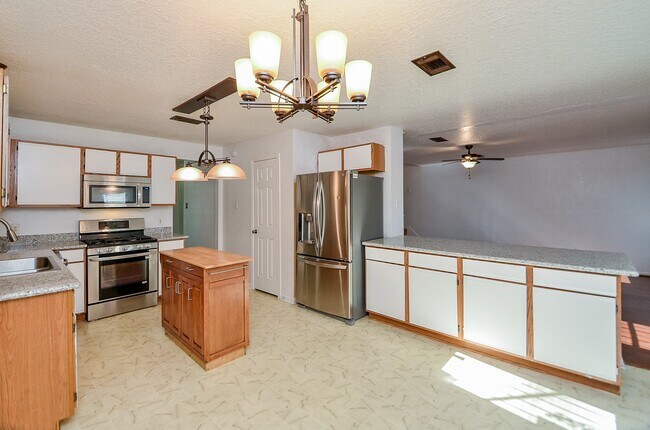 Building Photo - 13837 Purplemartin St