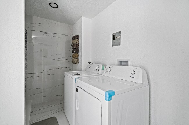 Building Photo - 209 W Gladys St