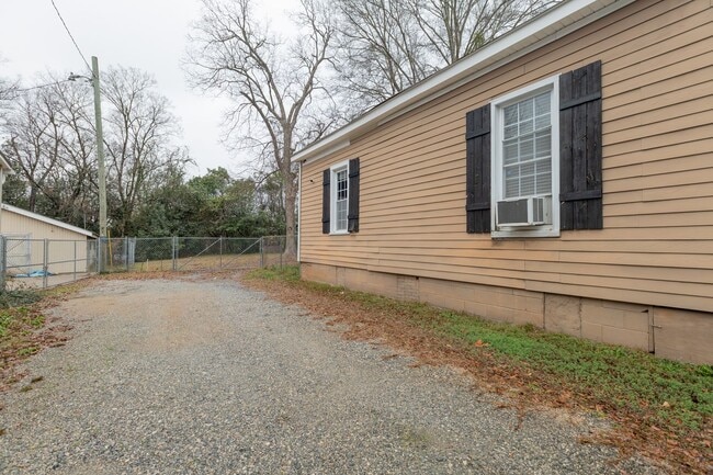 Building Photo - 1 bed, 2 Bath, w/ bonus room, centrally located and convenient to downtown!